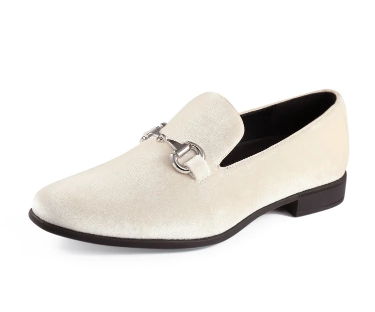 Men's loafers with a tassel front for a classic lookBrad Cream