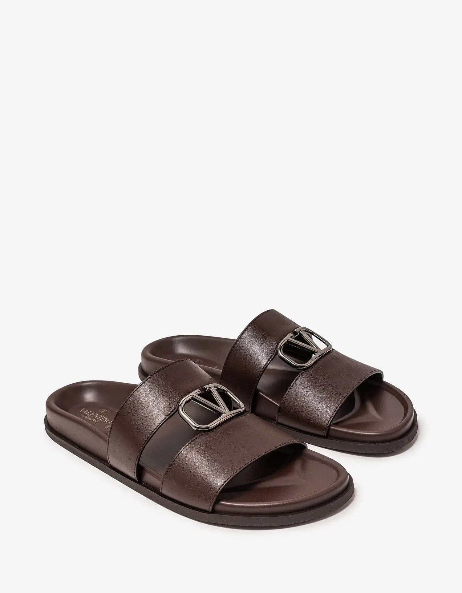 Men's sandals with a durable outer soleValentino Garavani Brown VLogo Slide Sandals Men's sandals with a durable outer soleValentino Garavani Brown VLogo Slide Sandals
