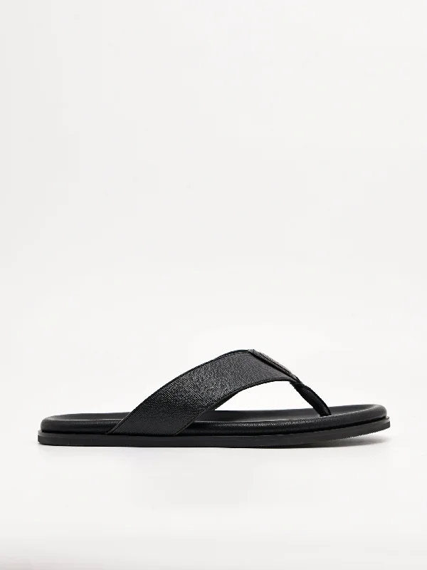 Men's sandals with a perforated leather upper for ventilationThong