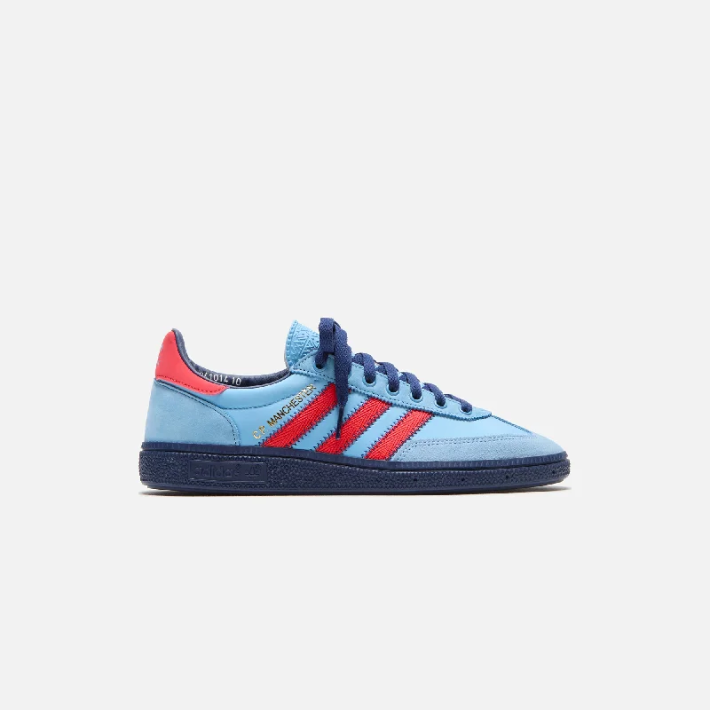 Men's lightweight sneakers for traveladidas x CP Company Manchester Spzl - Light Blue / Bright Red Men's lightweight sneakers for traveladidas x CP Company Manchester Spzl - Light Blue / Bright Red