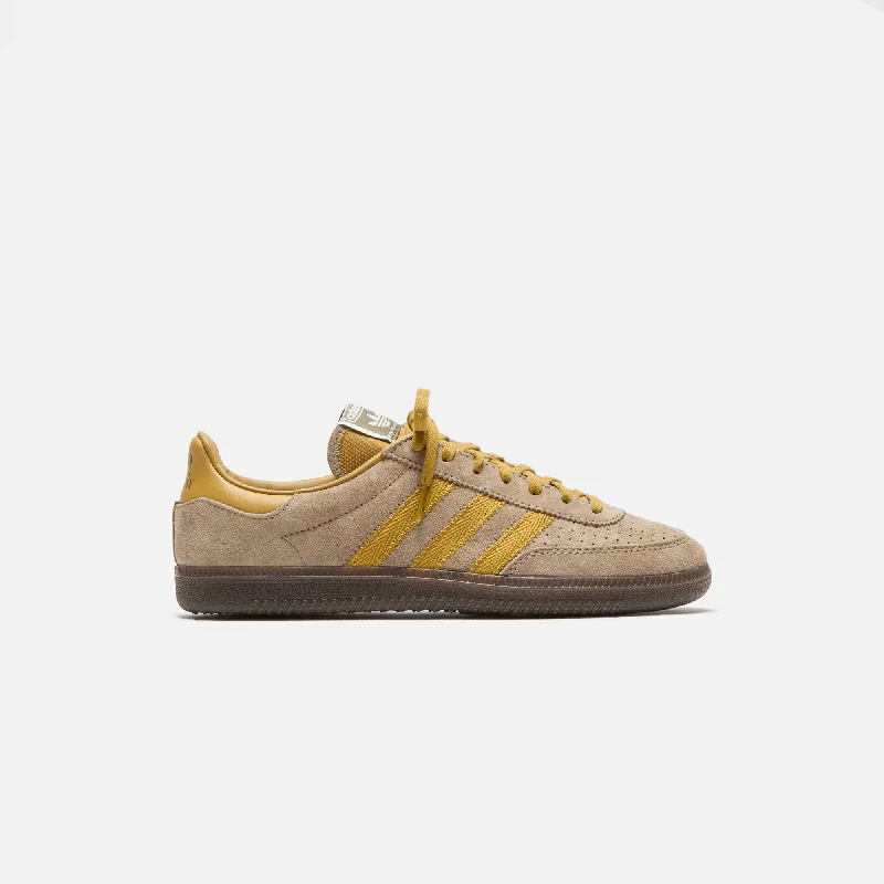 Men's navy blue suede sneakers with gold - toned eyeletsadidas x CP Company Wimberly Spzl - Tech Khaki / Preloved Bronze / Off White Men's navy blue suede sneakers with gold - toned eyeletsadidas x CP Company Wimberly Spzl - Tech Khaki / Preloved Bronze / Off White
