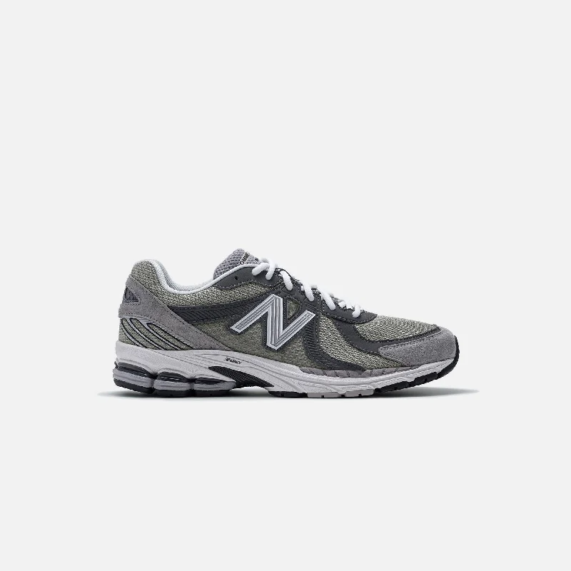 Men's sneakers with a removable insole for easy cleaningCDG Homme x New Balance 860 - Grey / Grey