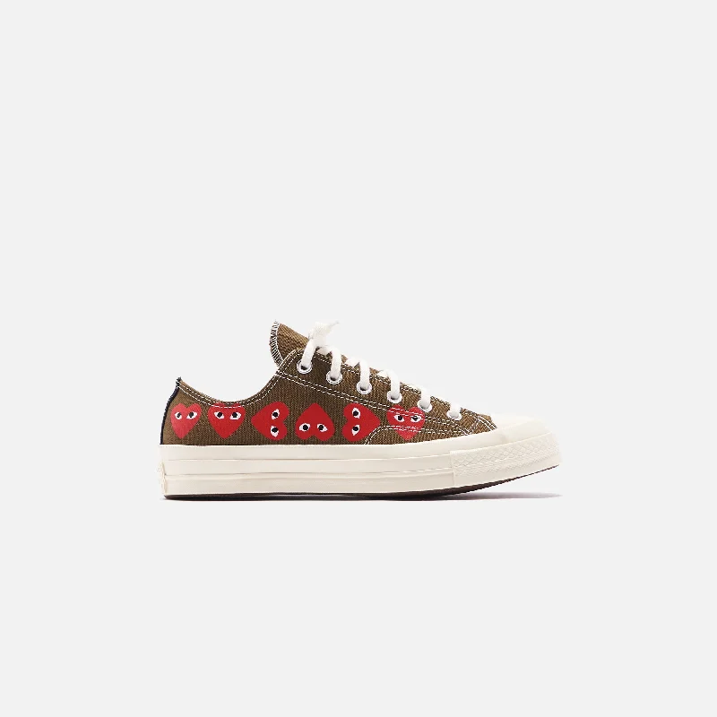 Men's casual leather sneakers with a distressed finishConverse x Comme des Garçons CDG Play Chuck Taylor Low - Multi Heart