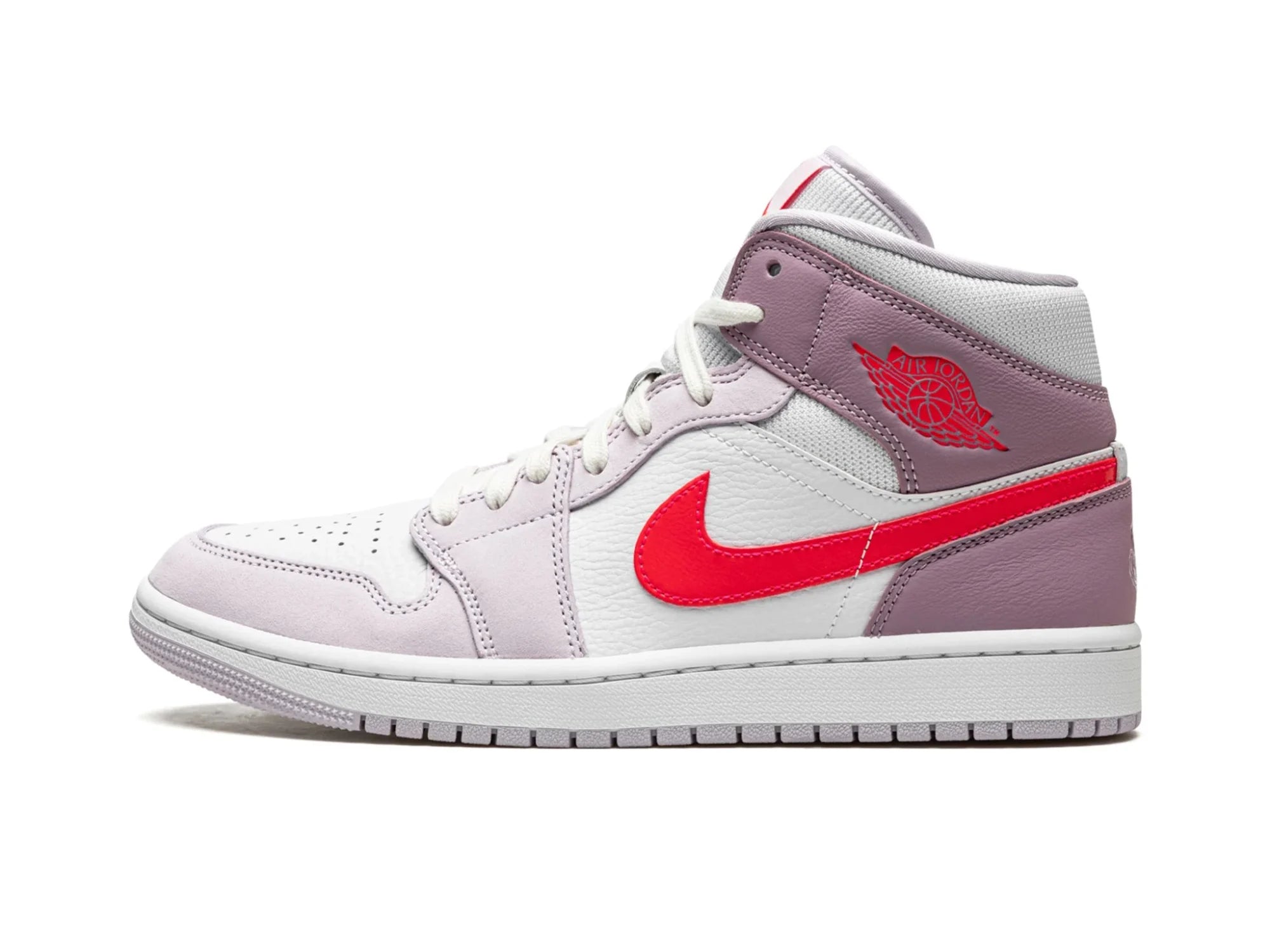 Men's classic - style sneakers with a modern twistNike Air Jordan 1 Mid "Valentine's Day" (2022)