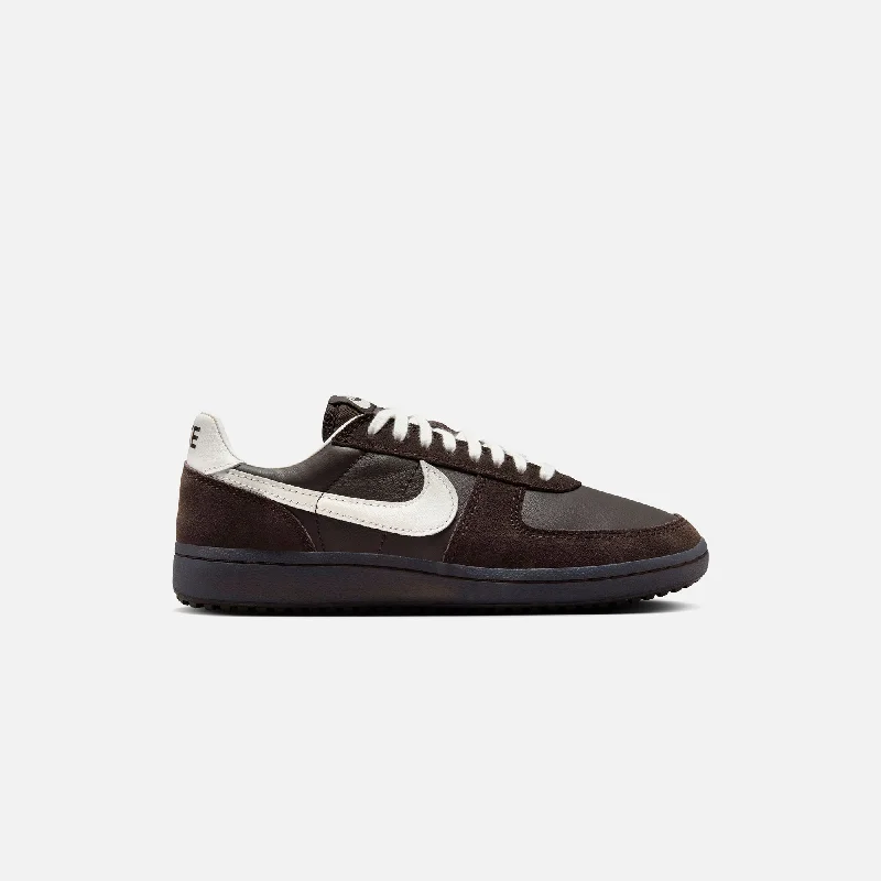 Men's classic - style sneakers with a modern twistNike Field General 82 - Velvet Brown / Sail