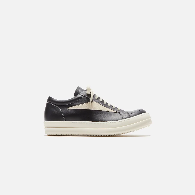 Men's classic white leather sneakers with black lacesRick Owens Vintage Sneakers - Black / Milk / Milk Scarpe in Pelliccia